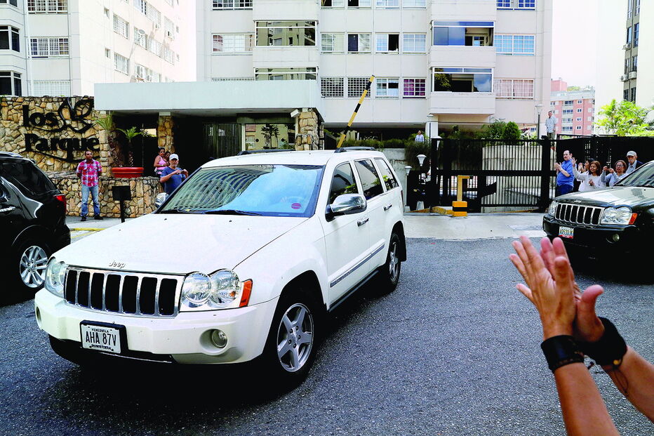 Caravana de veículos de Guaidó deixa Caracas