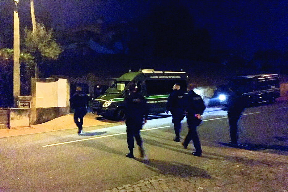 Vários militares da GNR estiveram envolvidos na operação que durou mais de cinco horas, em Oliveira S. Mateus 