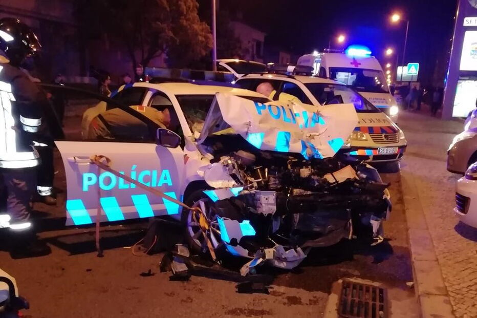 Carros da PSP ficaram muito danificados após acidente em Setúbal