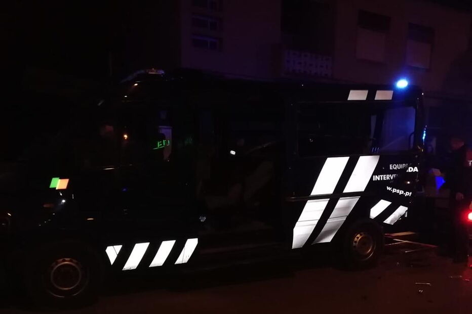 Carros da PSP ficaram muito danificados após acidente em Setúbal