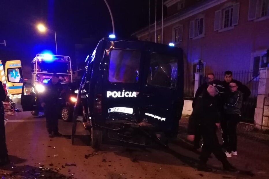 Carros da PSP ficaram muito danificados após acidente em Setúbal