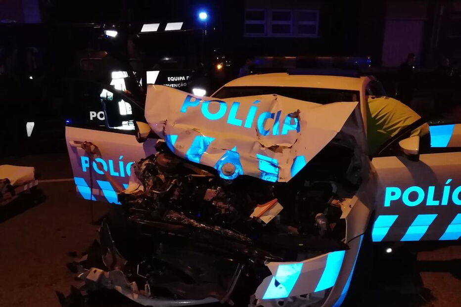 Carros da PSP ficaram muito danificados após acidente em Setúbal