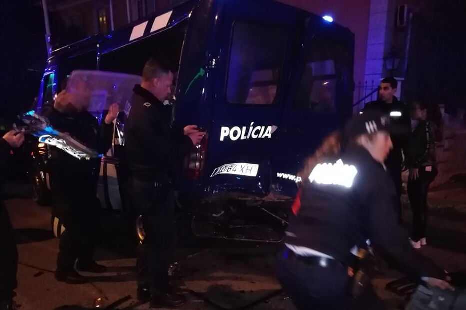 Carros da PSP ficaram muito danificados após acidente em Setúbal