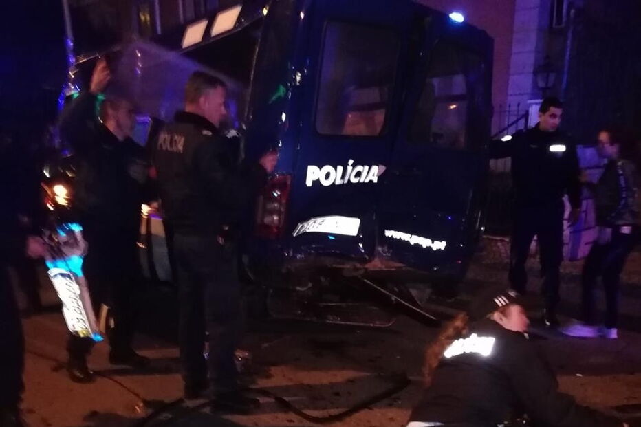Carros da PSP ficaram muito danificados após acidente em Setúbal