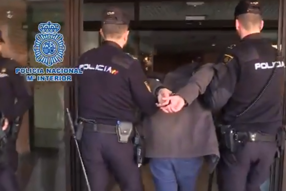 Jovem de 26 anos corta a mãe em pedaços e come-a juntamente com o cão