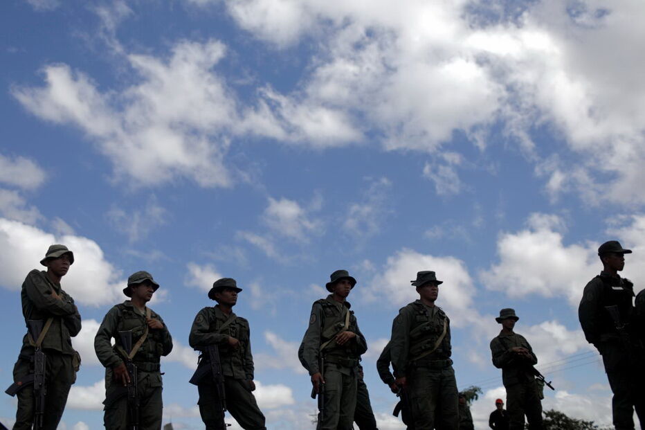 Militares venezuelanos patrulham fronteira entre a Venezuela e o Brasil, em Pacaraima