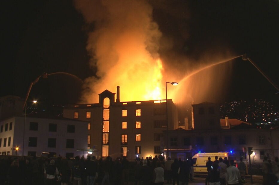 Violento incêndio consome prédio no centro do Funchal