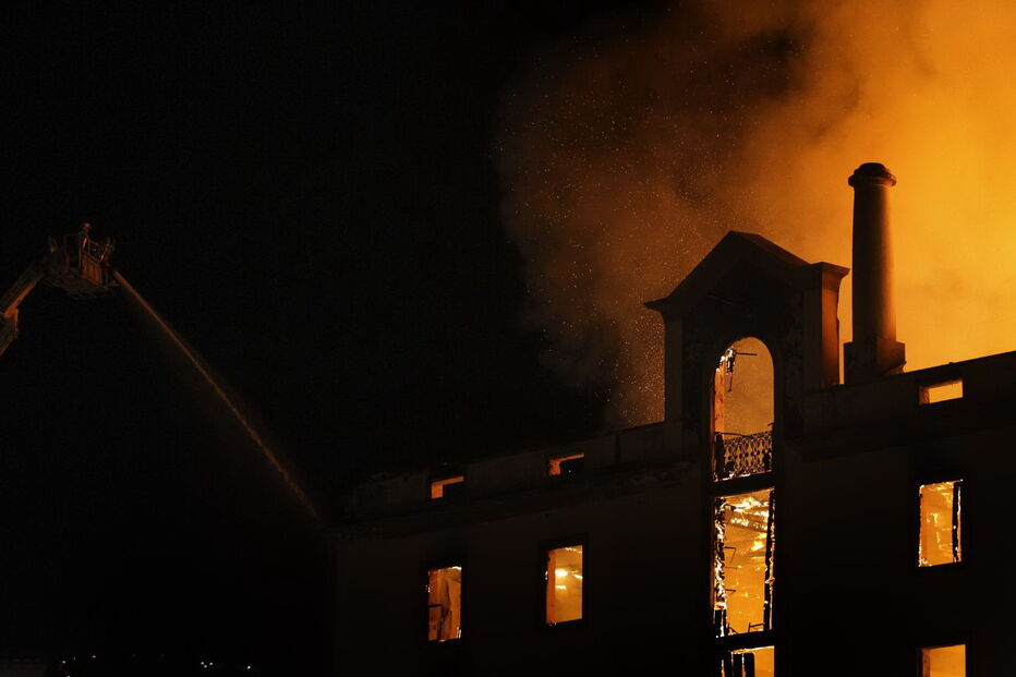 Violento incêndio consome prédio no centro do Funchal. Homem resgatado das chamas