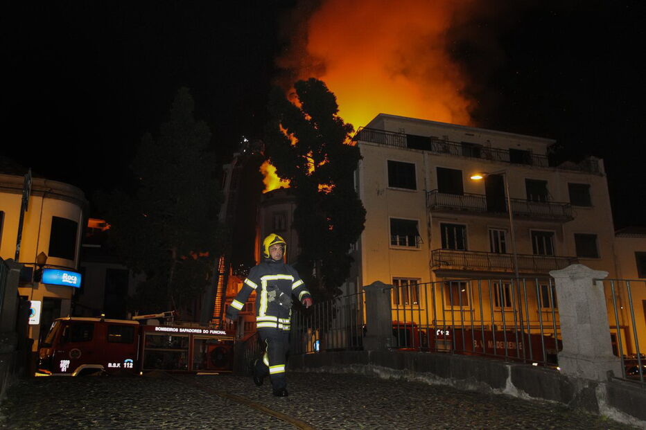 Violento incêndio consome prédio no centro do Funchal. Homem resgatado das chamas