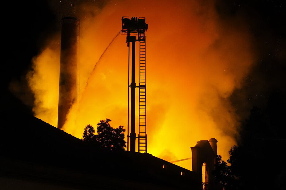 Violento incêndio consome prédio no centro do Funchal. Homem resgatado das chamas