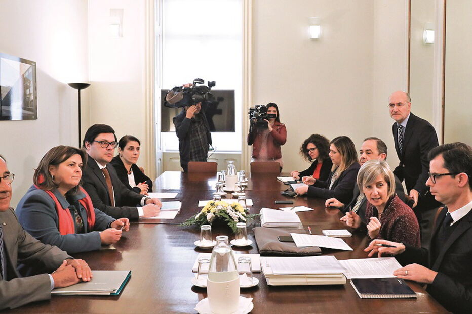 Marta Temido (à dir., de frente) reuniu-se com representantes da Associação Joãozinho e dos pais das crianças doentes 