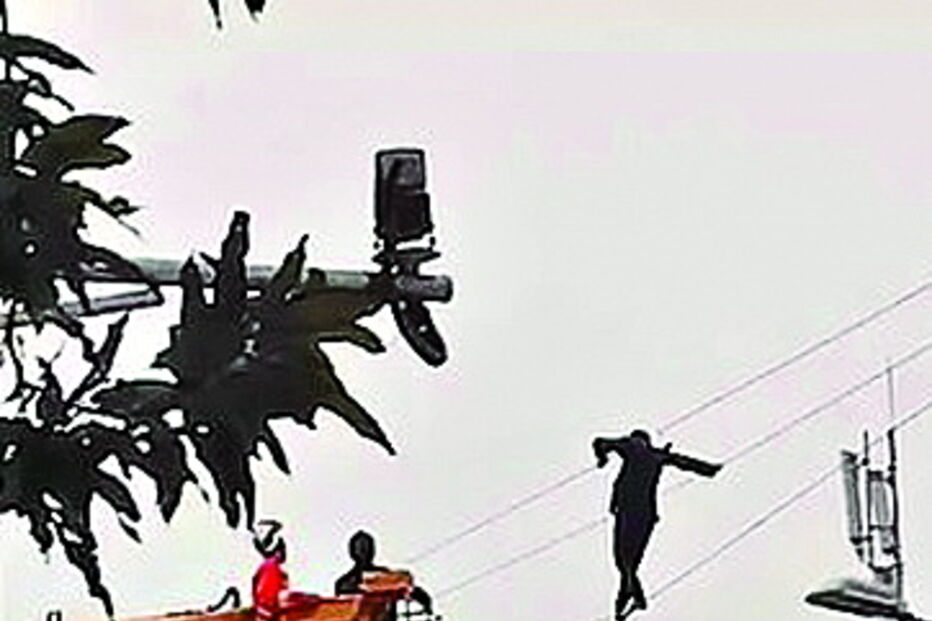 Bêbado passeia em cabos elétricos na China