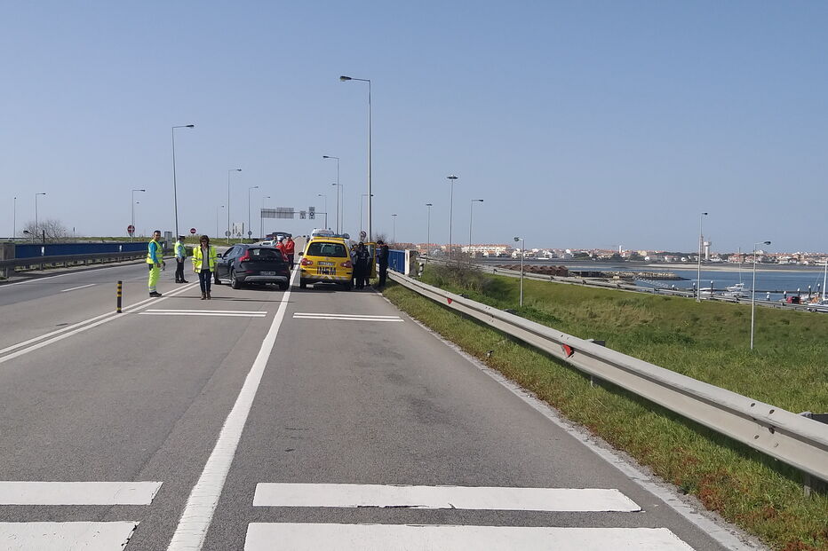Acidente mortal com motociclista corta A25 em Aveiro
