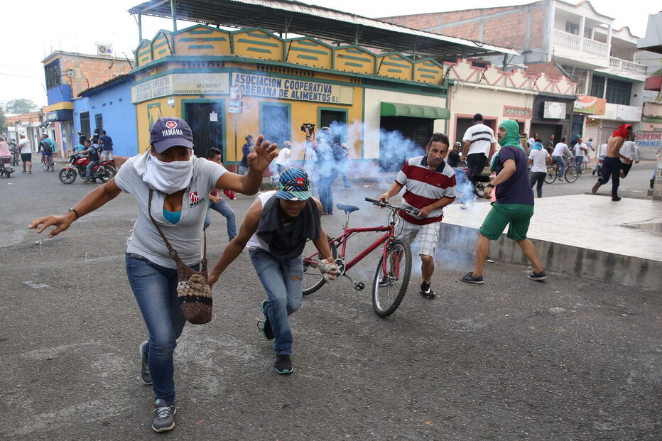 População venezuelana enfrenta militares junto à fronteira com a Colômbia
