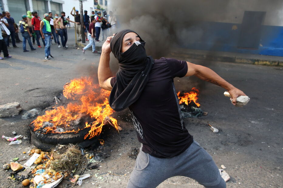 População venezuelana enfrenta militares junto à fronteira com a Colômbia