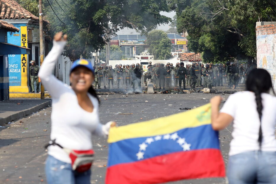 População venezuelana enfrenta militares junto à fronteira com a Colômbia