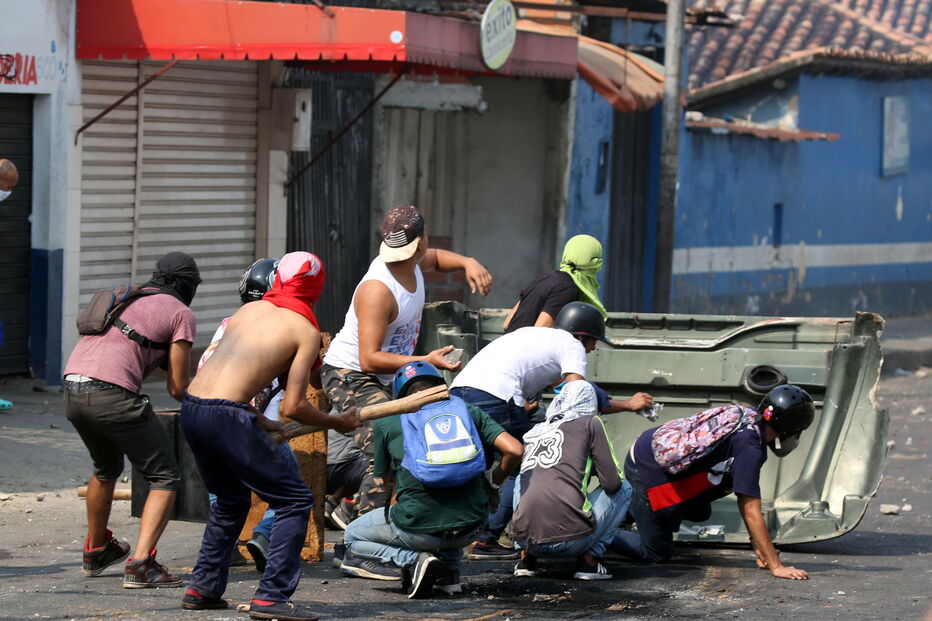 População venezuelana enfrenta militares junto à fronteira com a Colômbia