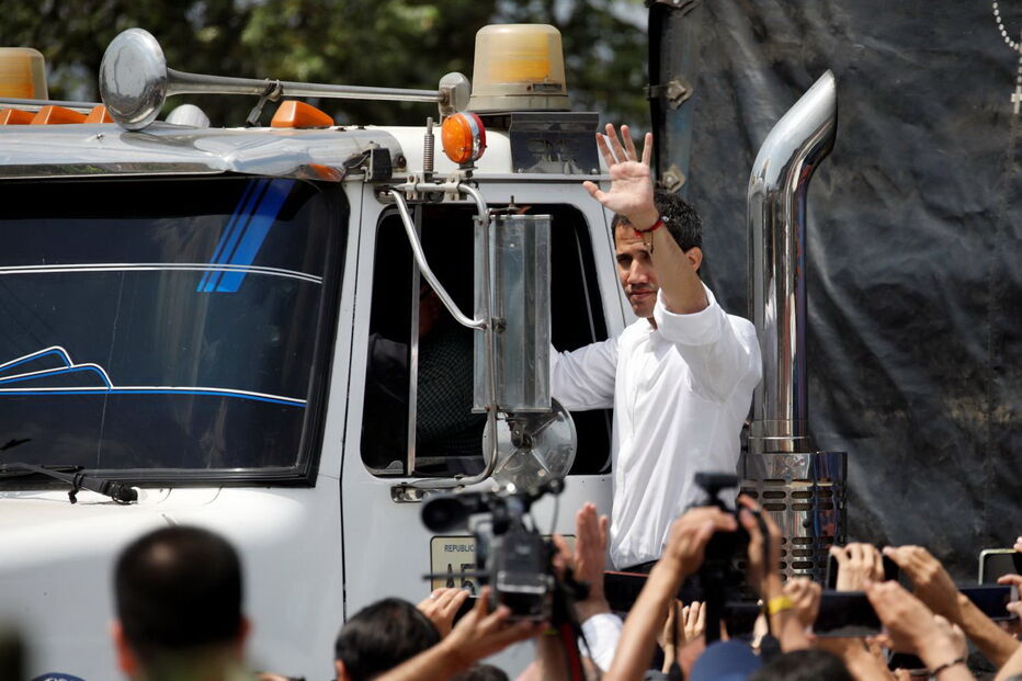 Juan Guaidó em cima do camião com ajuda humanitária 