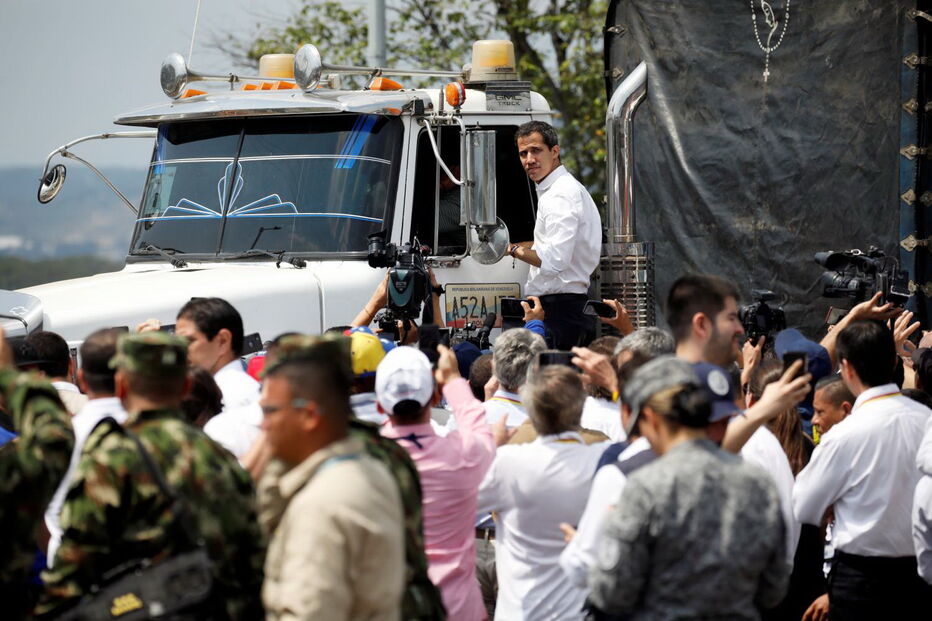 Juan Guaidó em cima do camião com ajuda humanitária 