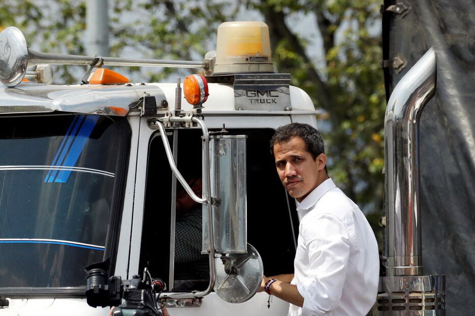 Juan Guaidó em cima do camião com ajuda humanitária 