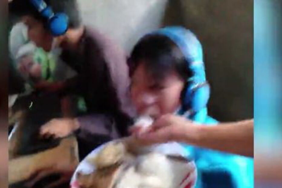 Mãe dá comer à boca de filho viciado em jogos de computador
