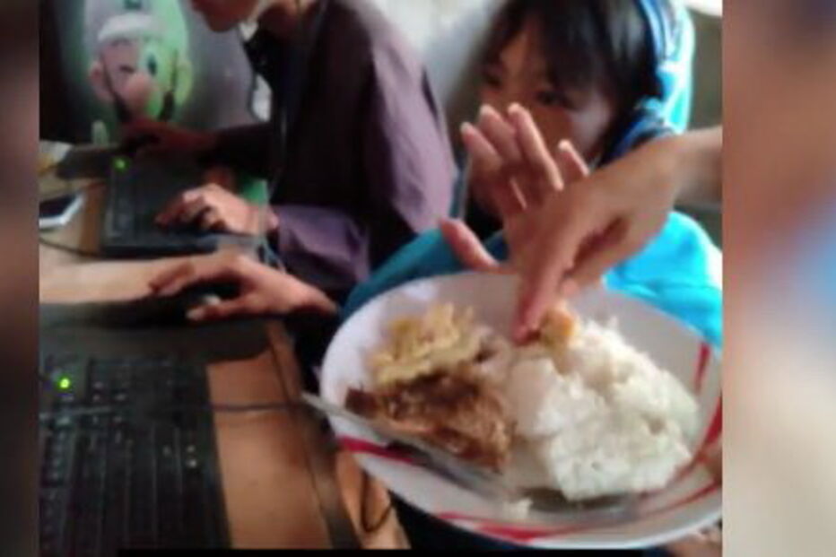 Mãe dá comer à boca de filho viciado em jogos de computador