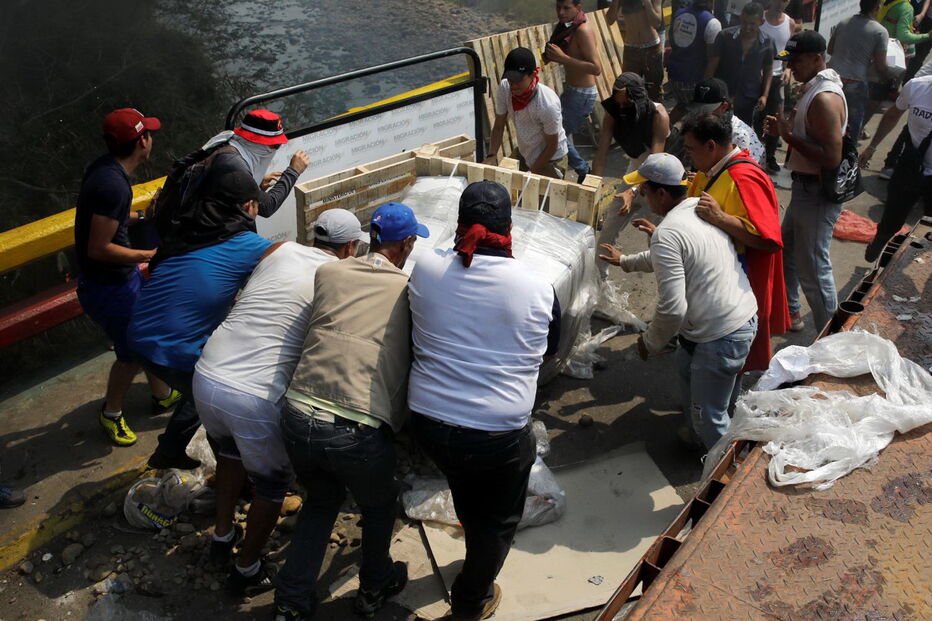Forças militares leais a Maduro incendeiam camiões com ajuda humanitária	