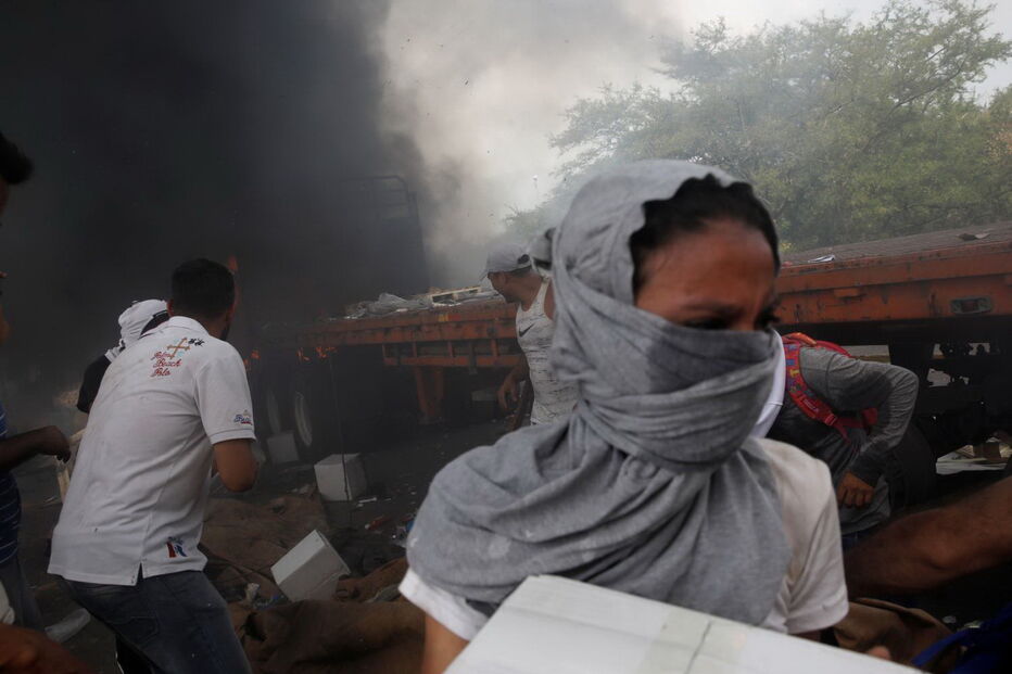 Forças militares leais a Maduro incendeiam camiões com ajuda humanitária	