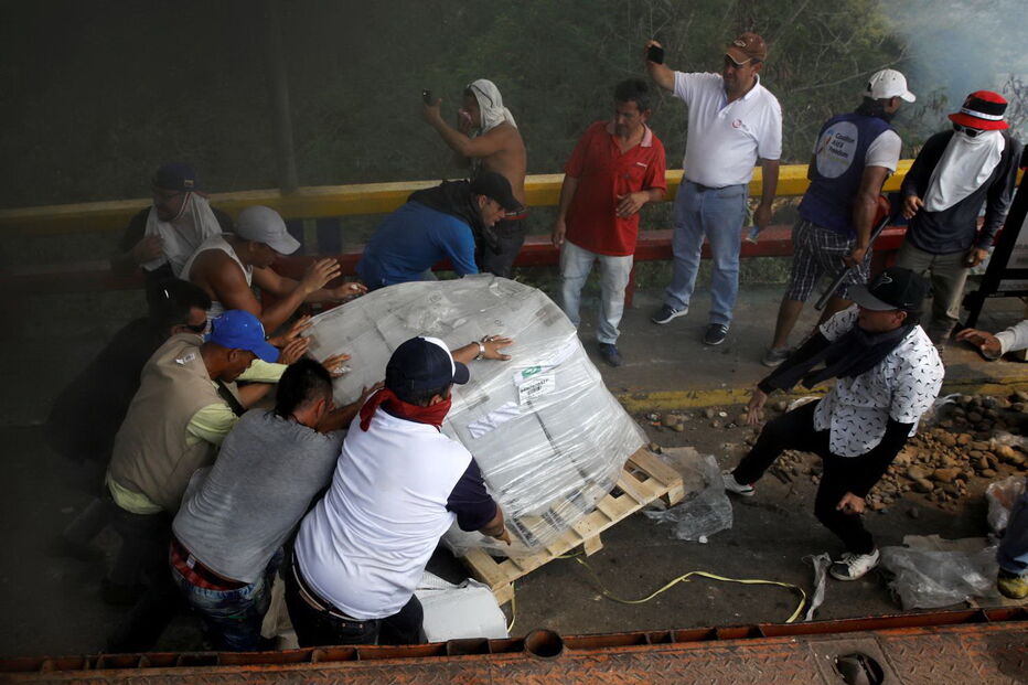  Forças militares leais a Maduro incendeiam camiões com ajuda humanitária