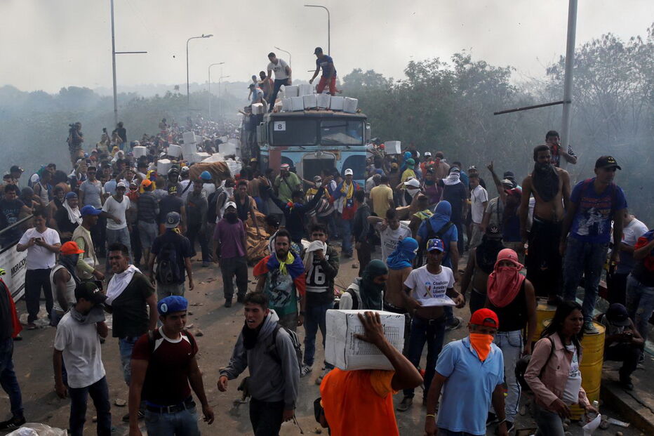  Forças militares leais a Maduro incendeiam camiões com ajuda humanitária