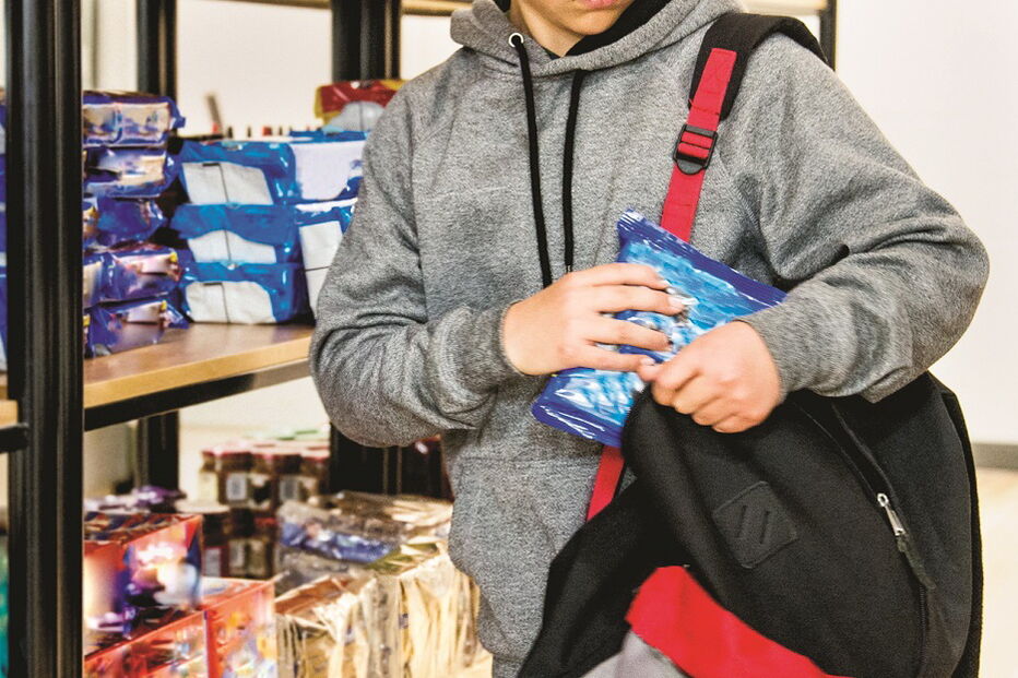 Homem colocou 12 caixas de bombons, uma garrafa de refrigerante e um pacote de bolachas dentro de uma mochila 