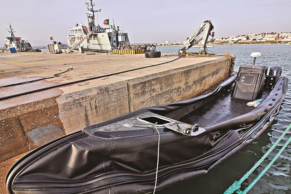 Lancha à deriva, que terá sido utilizada para tráfico, foi avistada por um avião da Força Aérea ao largo de Albufeira