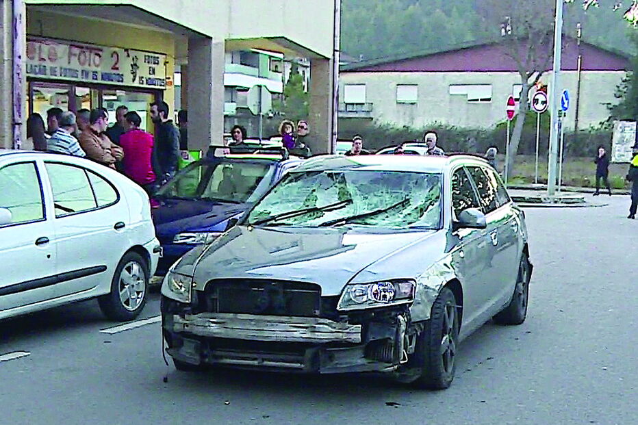 Carro conduzido pelo homem, de 45 anos, ficou parcialmente destruído após atropelamento intencional