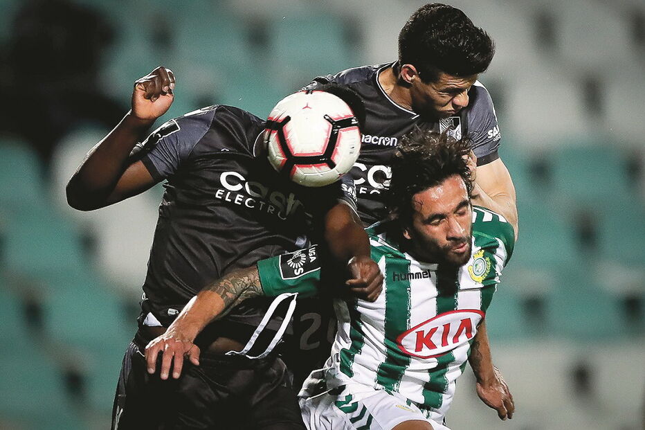 Wakaso e Osório em lance aéreo com o sadino Sílvio 