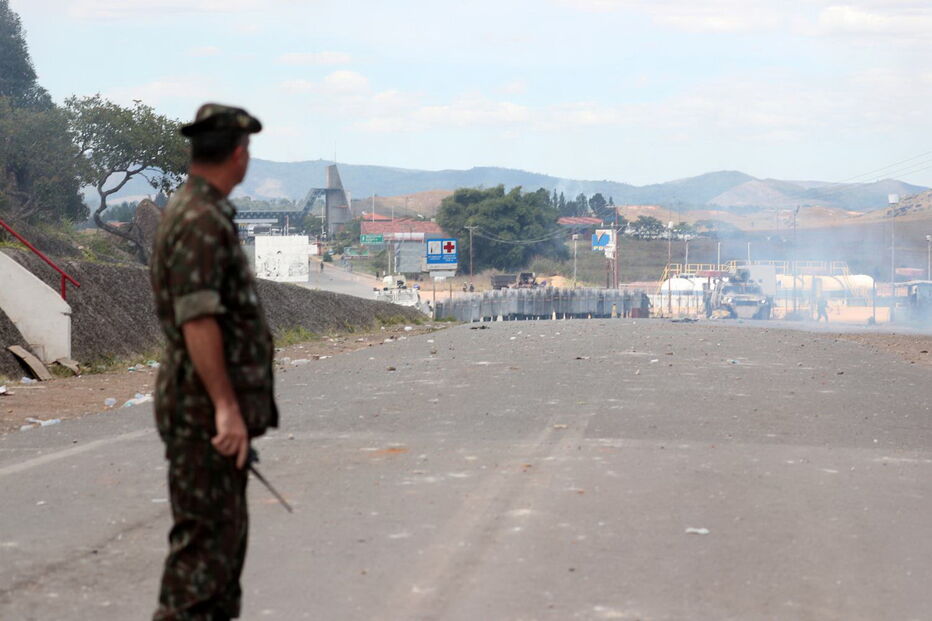 Manifestantes venezuelanos em confrontos com membros do Exército junto à fronteira com o Brasil