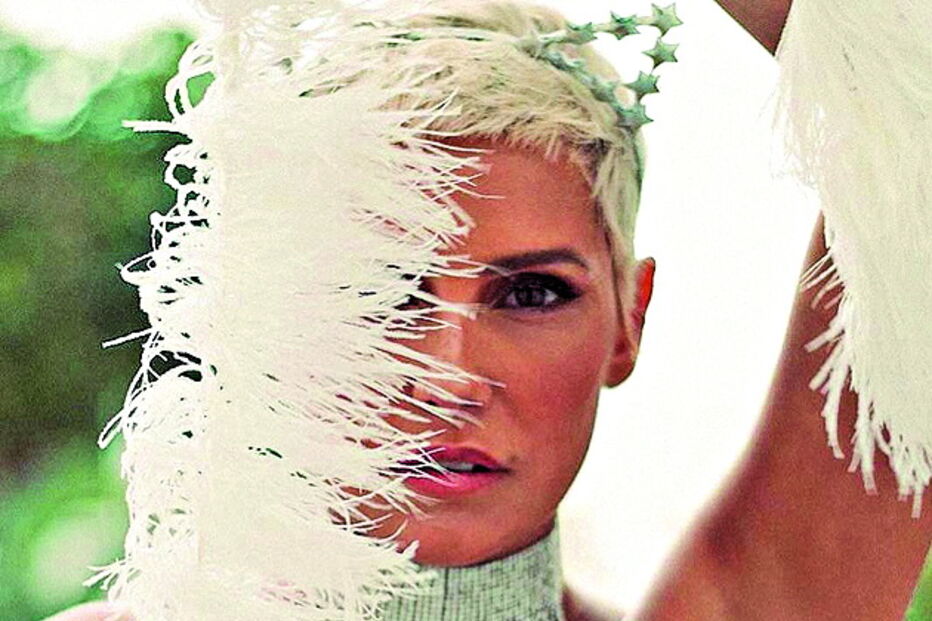 Deborah Secco sempre atrevida