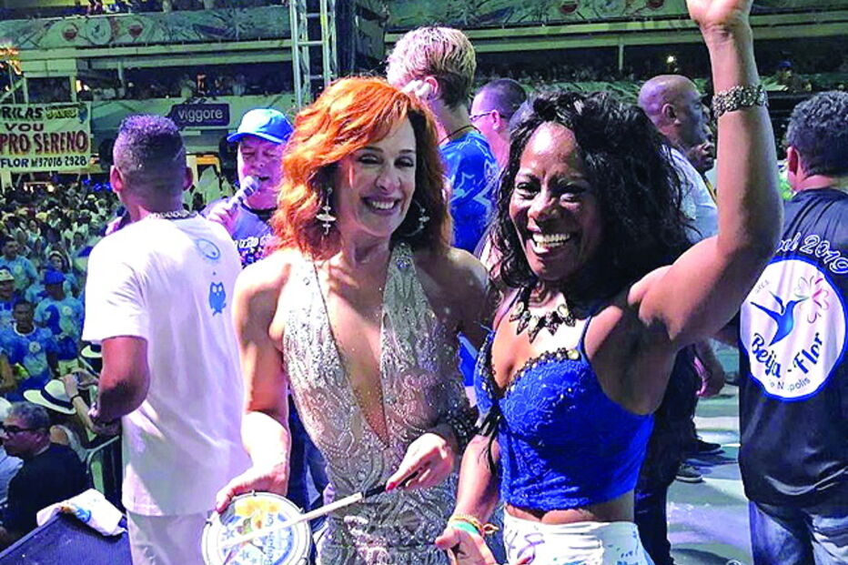 Cláudia Raia  já começou a fazer a festa com os  amigos nas ruas 