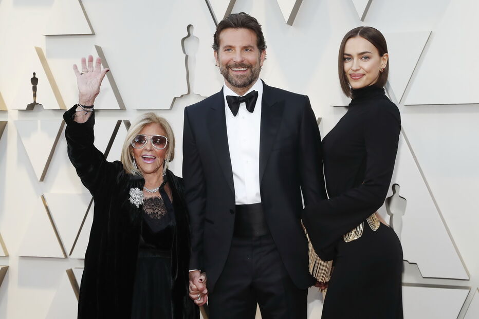 Bradley Cooper com a mãe e a mulher Irina Shayk