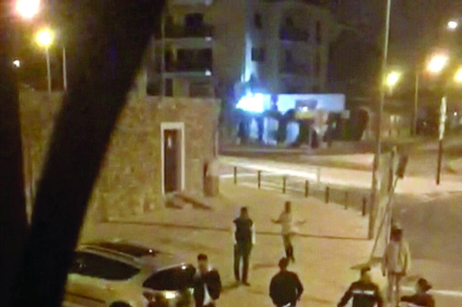 Uma faca de grandes dimensões e até uma chave de rodas foram usadas