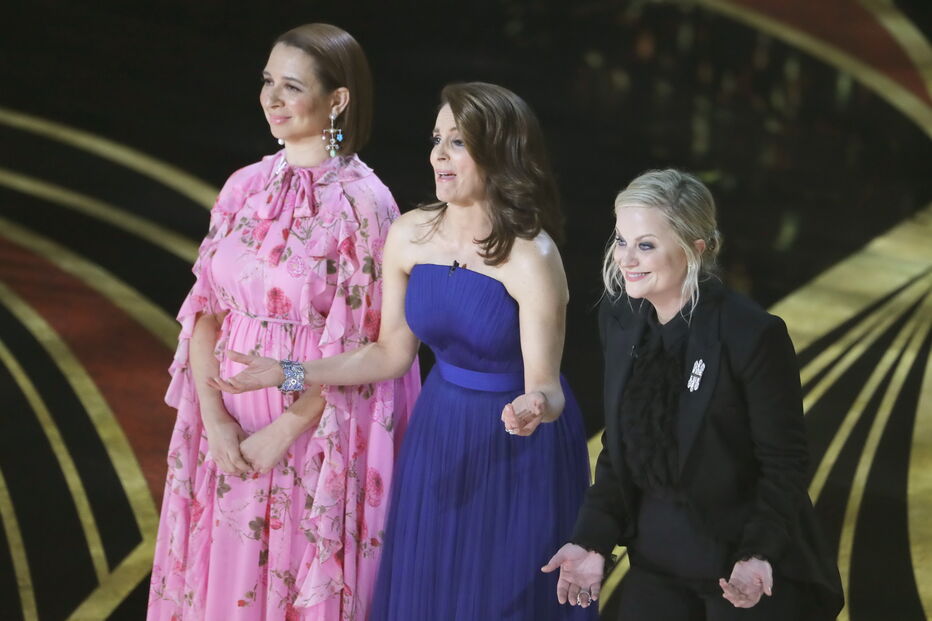 Tina Fey, Maya Rudolph e Amy Poehler entregaram o prémio de Melhor Atriz Secundária