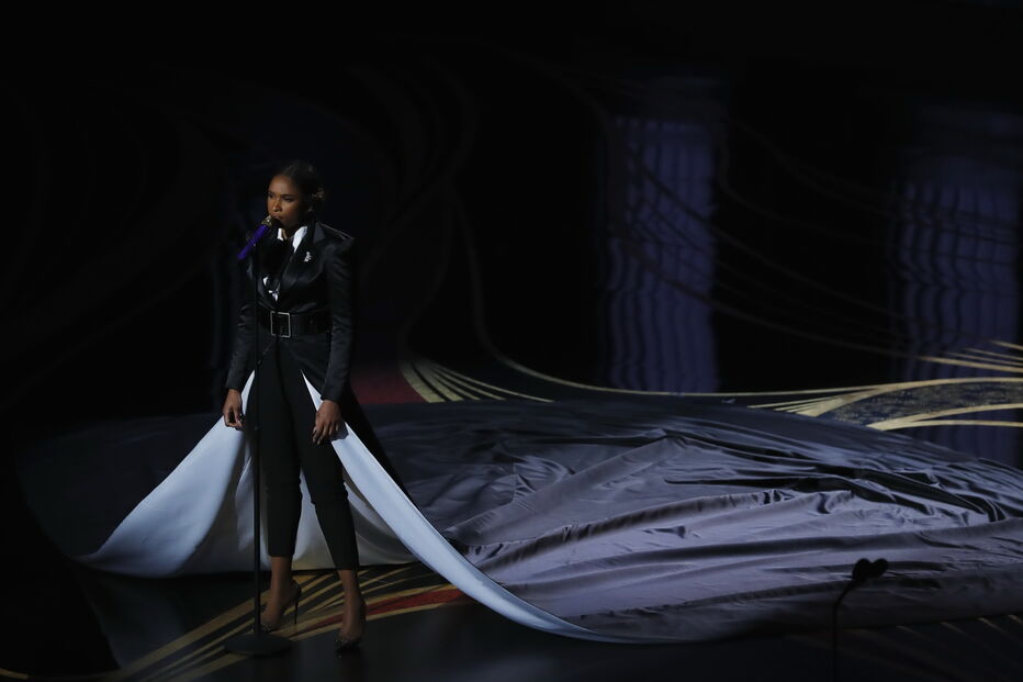Jennifer Hudson é a segunda atuação da noite