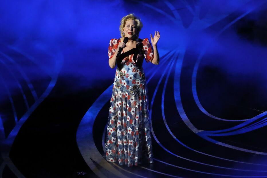 Bette Midler interpretou o tema The Place Where Lost Things Go