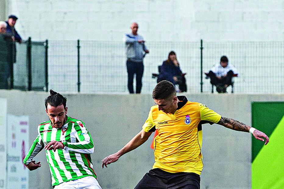 Diogo Guerreiro (Lagoa) tenta tirar a bola a Januário (Moncarapachense)  