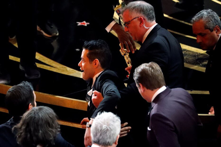 Rami Malek chegou, viu, venceu e... caiu. Momento insólito aconteceu no final da gala dos Óscares