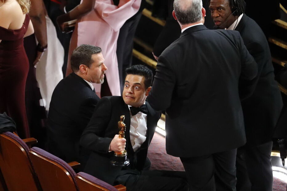 Rami Malek chegou, viu, venceu e... caiu. Momento insólito aconteceu no final da gala dos Óscares