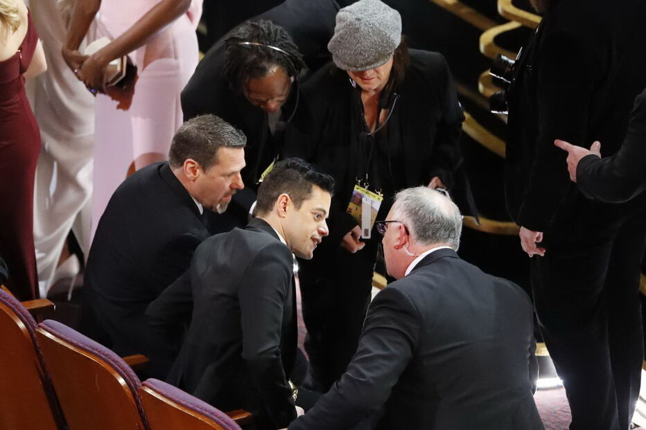 Rami Malek chegou, viu, venceu e... caiu. Momento insólito aconteceu no final da gala dos Óscares
