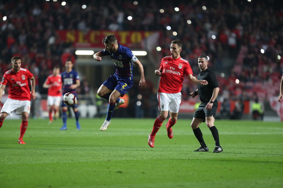 Adeptos iluminaram Estádio da Luz com luzes do telemóvel