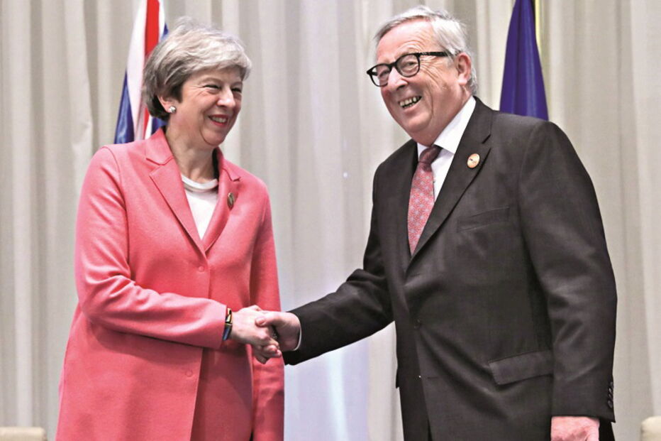 May (na foto, com Jean-Claude Juncker) quer mais concessões de Bruxelas 