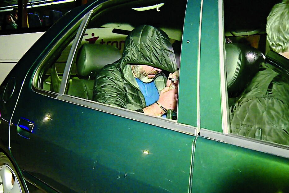 José Pinto tentou tapar o rosto à saída do Tribunal de Marco de Canaveses. Vai aguardar julgamento na cadeia