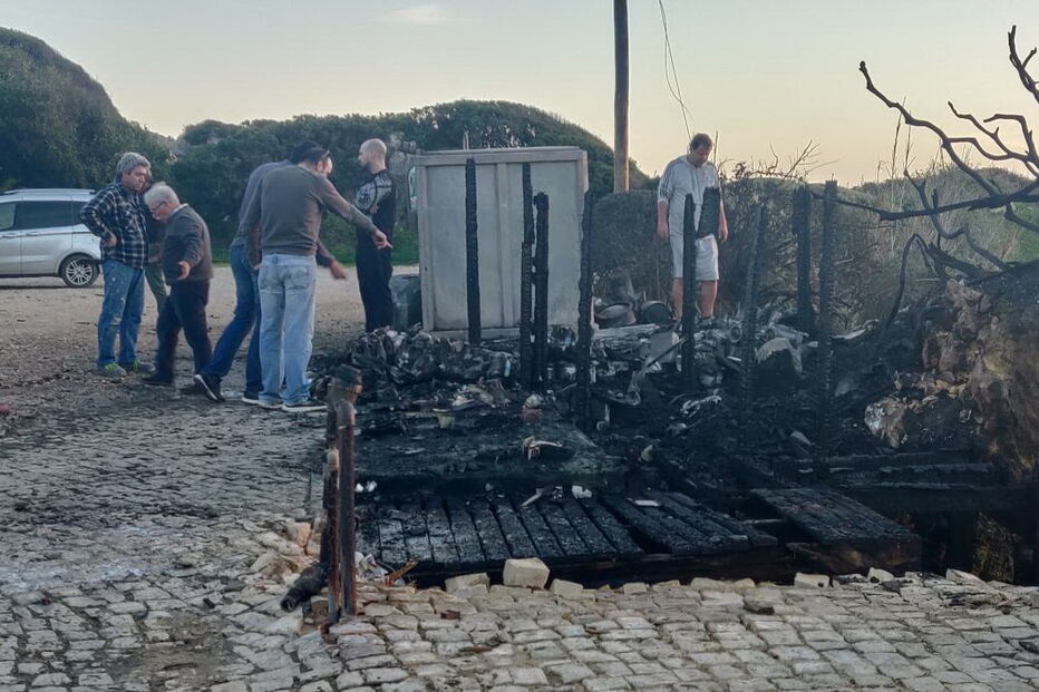 Chamas começaram num caixote do lixo e propagaram-se ao anexo 